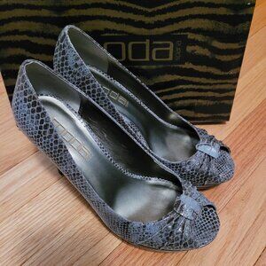 Snake-Skin Print.  Blue/Black/Grey.  Size 8.